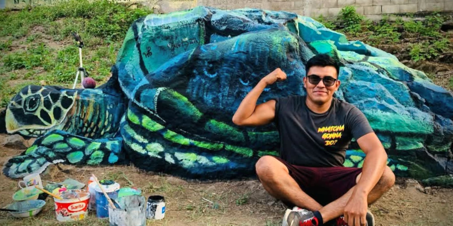 Hombre frente estatua tortuga marina-Historia Exito Fidel-Impacto Centro Arte para la Paz