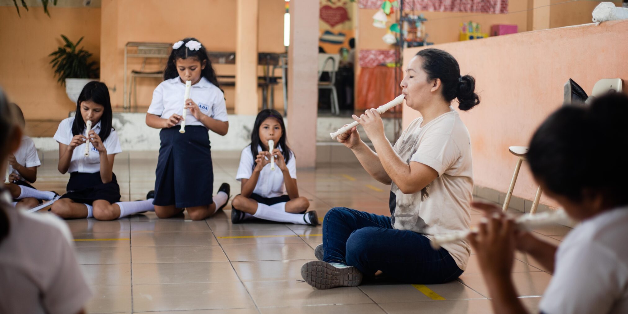 Mujer tocando flauta clase musica-Historia Exito Getsemani-Impacto Centro arte para la Paz
